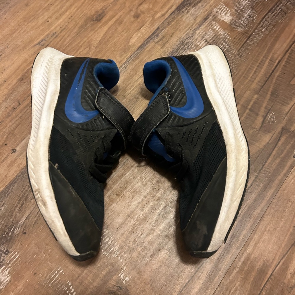 Nike boys Black and Blue Athletic Trainers